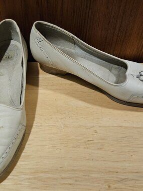 Women's Low Heel Shoe - Size 7